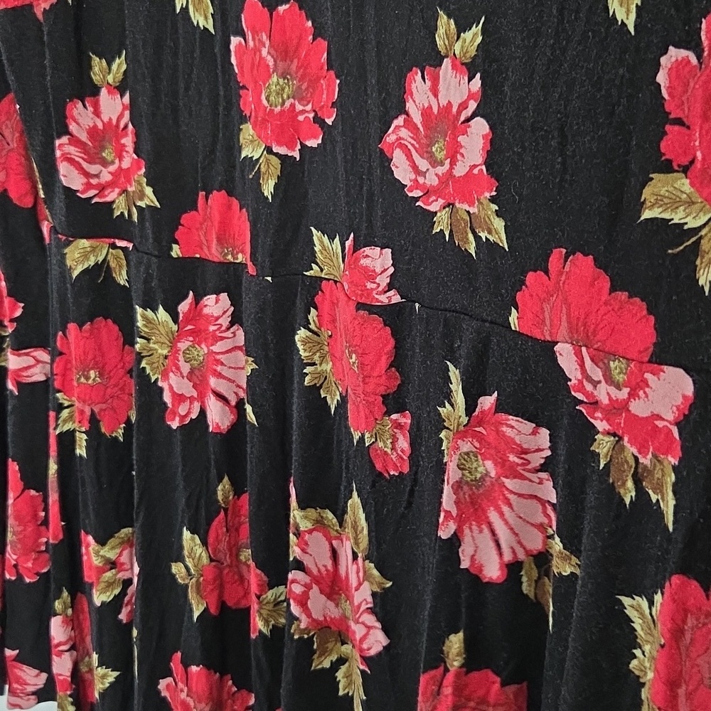 Forever 21 Black Dress with Red Floral Design Size 3X - Picture 3 of 6